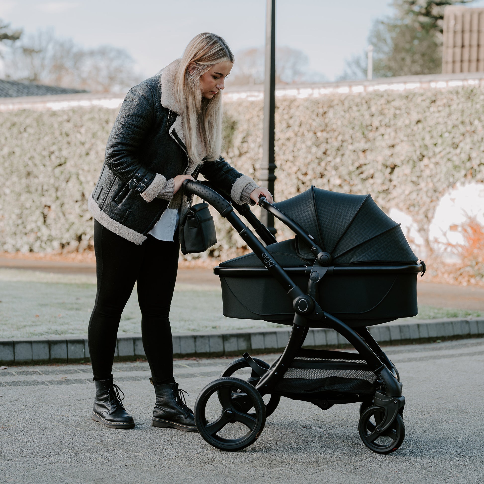 egg3® Stroller & Carry Cot in Houndstooth Black Bundle